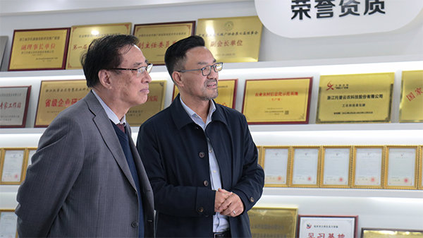 中國農(nóng)業(yè)科學(xué)院原院長承二、中國農(nóng)業(yè)國際合作促進(jìn)會(huì)名譽(yù)會(huì)長翟虎渠蒞臨托普云農(nóng)考察指導(dǎo)