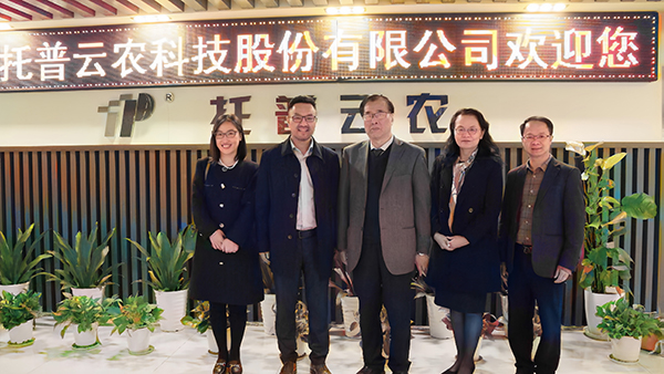 中國農(nóng)業(yè)科學(xué)院原院長枕调、中國農(nóng)業(yè)國際合作促進(jìn)會(huì)名譽(yù)會(huì)長翟虎渠蒞臨托普云農(nóng)考察指導(dǎo)